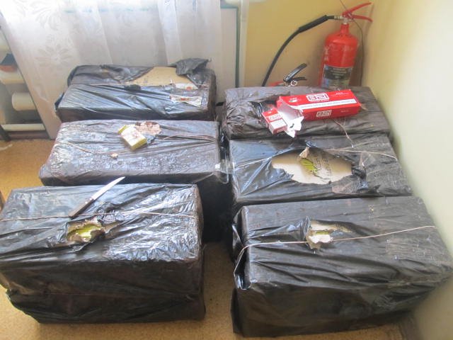 Чопські прикордонники виявили у вантажному потягу 2500 пачок контрабандних цигарок – 03 Чопські прикордонники виявили у вантажному потягу 2500 пачок контрабандних цигарок – 03