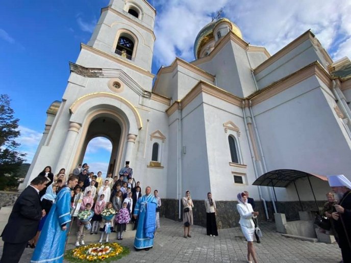 Друга пречиста: Митрополит Феодор провів Божественну літургію в Мукачеві – 03