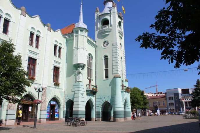 Мукачівську ратушу прикрасили квітами – 06 Мукачівську ратушу прикрасили квітами – 06