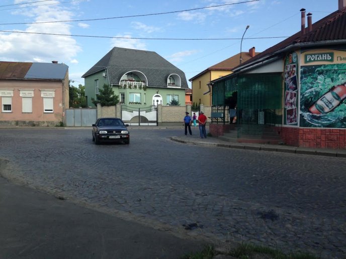 На шляху слідування президентського кортежу у Мукачеві перекривають дороги – 02