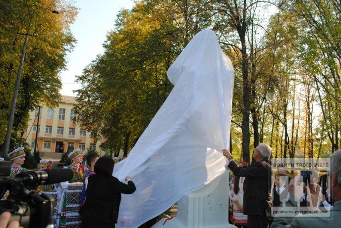 В час кризи у Мукачеві відкрили ще один пам’ятник Тарасу Шевченку (ФОТОРЕПОРТАЖ) – 08