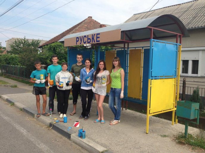 В селі Ракошино вказівник та автобусні зупинки перефарбували у кольори національного прапору України (ФОТО) – 19