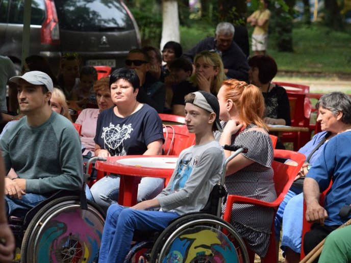 В Ужгороді провели благодійну акцію для осіб з інвалідністю – 08