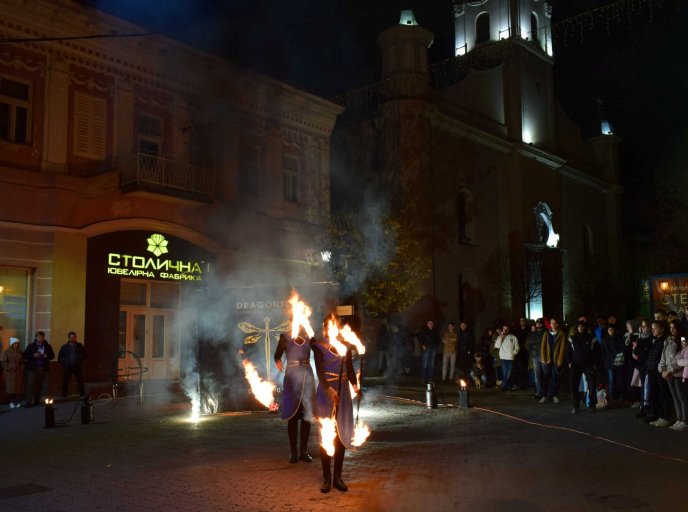 Молоде вино, лицарські бої та вогняне шоу: в Ужгороді стартував фестиваль "Закарпатське божоле" – 04