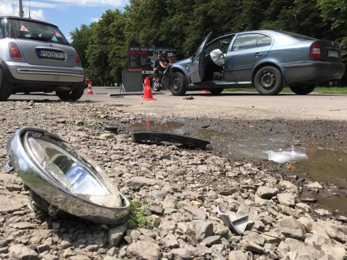 В Ужгороді ДТП: водій на "Шкоді" збив мотоцикліста – 03