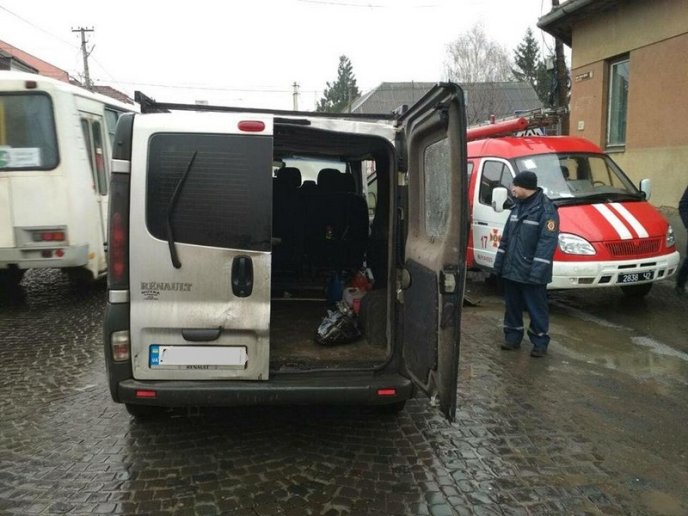Рятувальники розповіли, чому міг загорітися мікроавтобус у Мукачеві – 02 Рятувальники розповіли, чому міг загорітися мікроавтобус у Мукачеві – 02