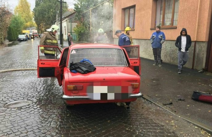 У Виноградові посеред вулиці загорівся автомобіль – 04