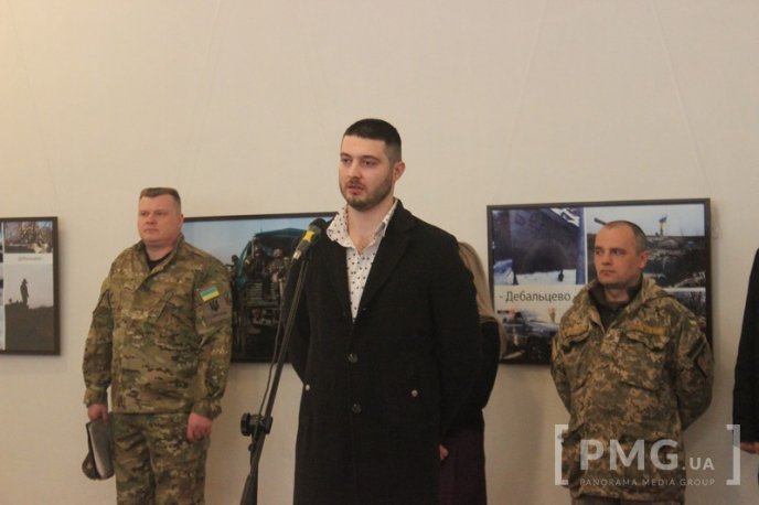 У Мукачеві відкрили фотовиставку, присвячену річниці боям за Дебальцево – 10