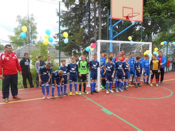 У селищі Ясіня офіційно відкрили спортивний майданчик – 07