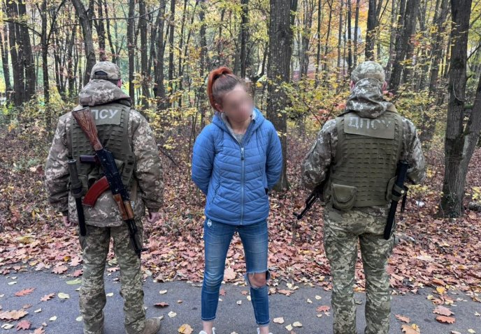Троє чоловіків планували незаконно перетнути кордон – 02 Жінка підвозила чоловіків до кордону