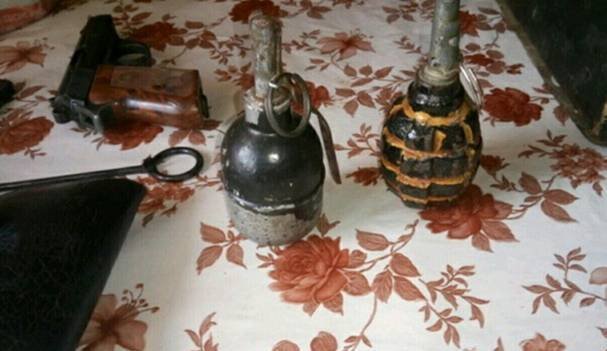 У озброєного жителя Воловеччини поліція вилучила дві гранати та три пістолети – 02 У озброєного жителя Воловеччини поліція вилучила дві гранати та три пістолети – 02