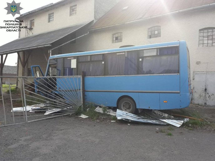 Зіткнення легковика та автобуса у Ракошині: нові фото та подробиці від поліції – 02