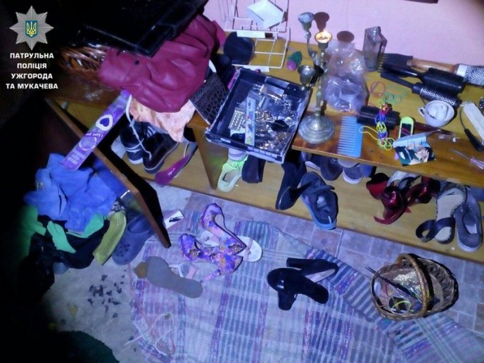 Патрульні піймали "на гарячому" чоловіків, які грабували квартиру – 01