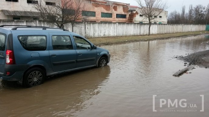 Вулиця в районі туристичної родзинки Мукачева жахає своїми ямами – 04 Вулиця в районі туристичної родзинки Мукачева жахає своїми ямами – 04