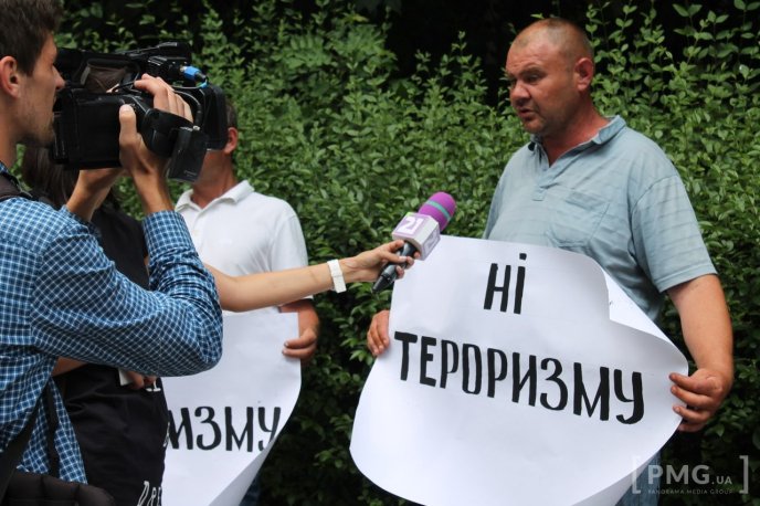 "Віктор Балога – зрадник Закарпаття", "Спасибі закарпатській міліції" – в Ужгороді пройшов мітинг поблизу УМВС та ОДА – 04