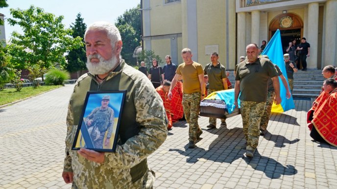 У Мукачеві сьогодні попрощалися із полеглим на війні Героєм – 03