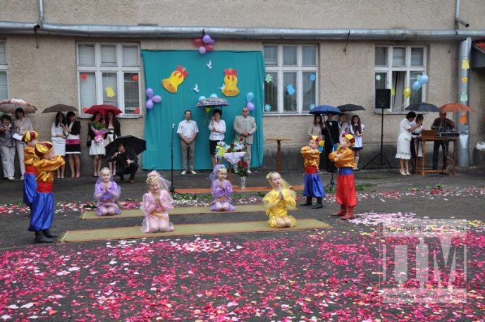 Свято "Останнього дзвоника" зібрало у Мукачівській ЗОШ №7 багато гостей (ФОТОРЕПОРТАЖ) – 29