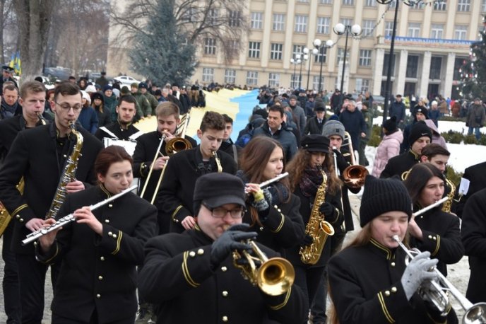 Ужгородом пройшла колона патріотів із 100-метровим жовто-блакитним прапором – 03
