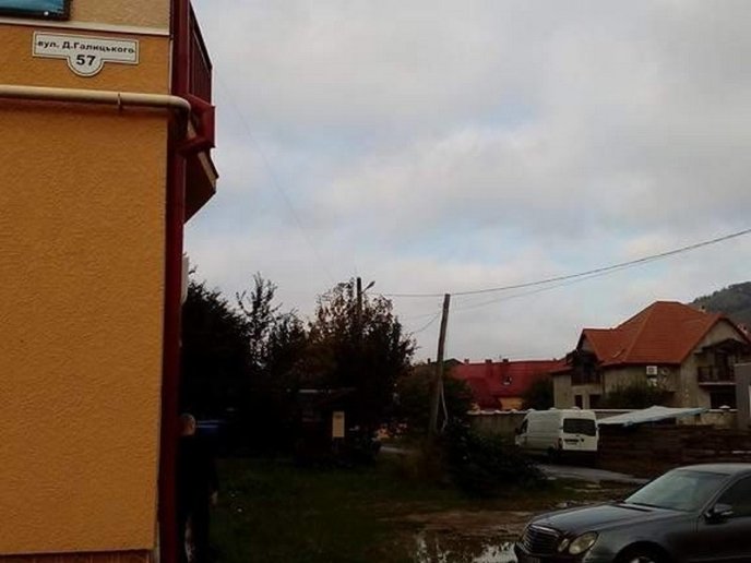 В одному з мікрорайонів Мукачева залило вулиці через прорив труби – 03