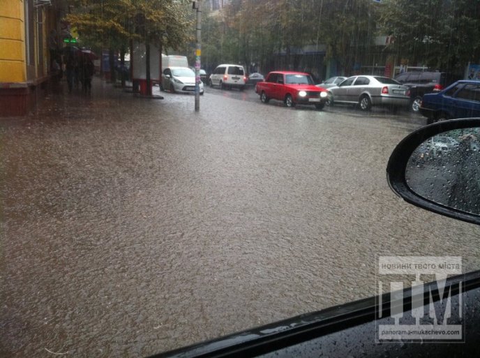 Як підтопило Мукачево під час сьогоднішньої зливи (ФОТОРЕПОРТАЖ) – 10