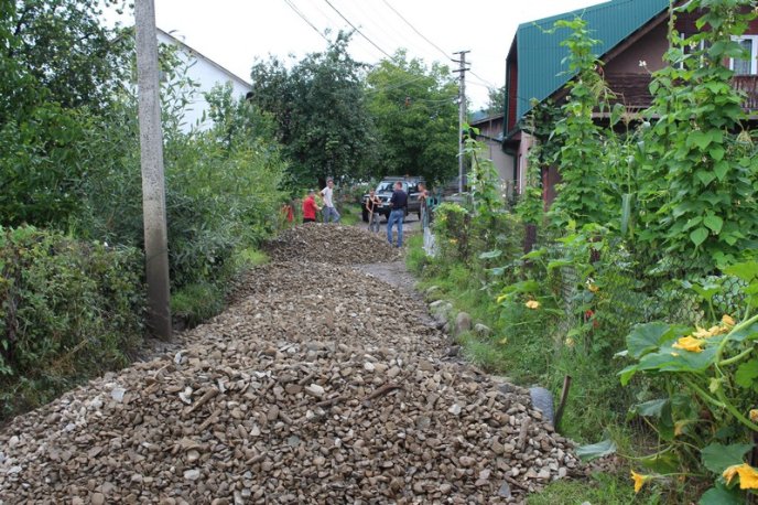 На Тячівщині люди самотужки відремонтували дві комунальні вулиці – 01