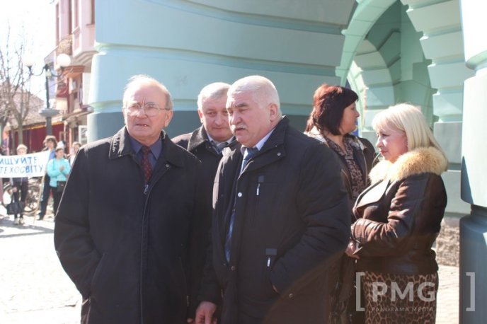 Протести у центрі Мукачева: сутички, заблокована ратуша та крики "Ганьба" в адрес мера – 13