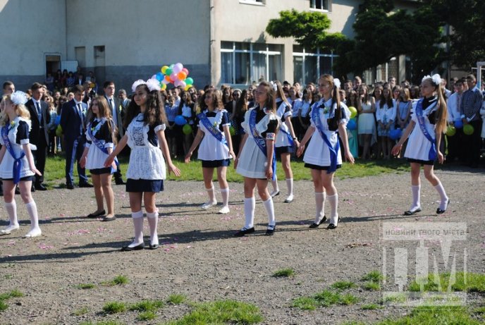 Останній дзвінок відлунав для випускників Мукачівської ЗОШ №6 (ФОТО) – 30