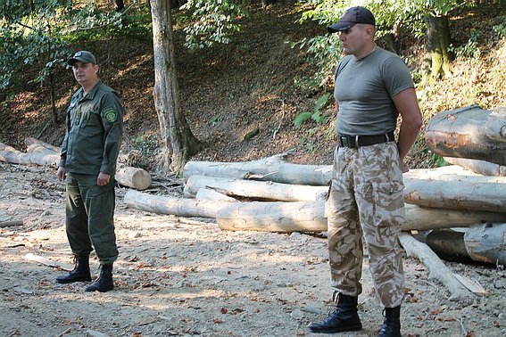 На Закарпатті "поклали на колеса" військову техніку, що понад чверть століття припадала пилом – 05