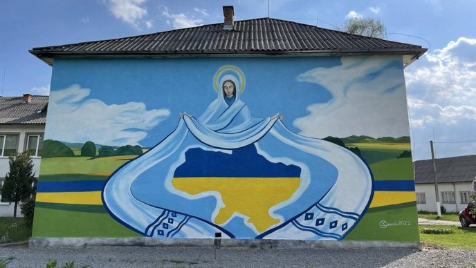 На Закарпатті художниця з Харкова створила патріотичний мурал – 01