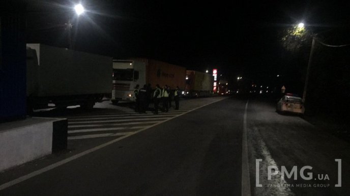 Активісти продовжують перекриття траси "Київ-Чоп" у Нижніх Воротах – 01