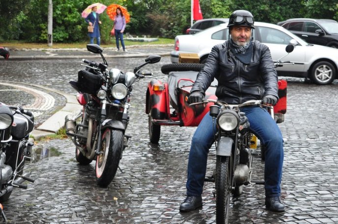 Вулицями Ужгорода проїхалися байкери на унікальних мотоциклах – 04