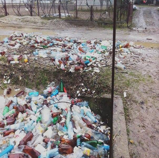 Після води на вулицях Великих Ком’ят залишилось сміття – 03