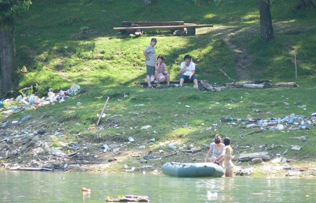 Люди перетворили Теребле-Ріцьке водосховище на помийницю і в ній же відпочивають (ФОТО) – 01 Люди перетворили Теребле-Ріцьке водосховище на помийницю і в ній же відпочивають (ФОТО) – 01