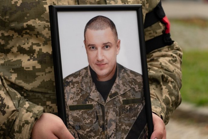 Залишилися дружина і син: в Ужгороді поховали Героя – 01