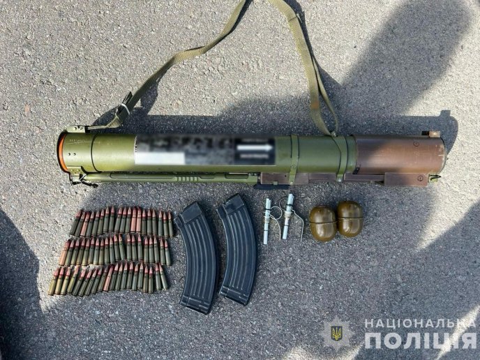 В одному з сіл Мукачівської ТГ затримали торговця зброєю – 01 В одному з сіл Мукачівської ТГ затримали торговця зброєю – 01