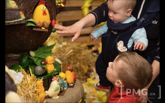 У Мукачеві відкрили виставку велетенських шоколадних писанок – 13