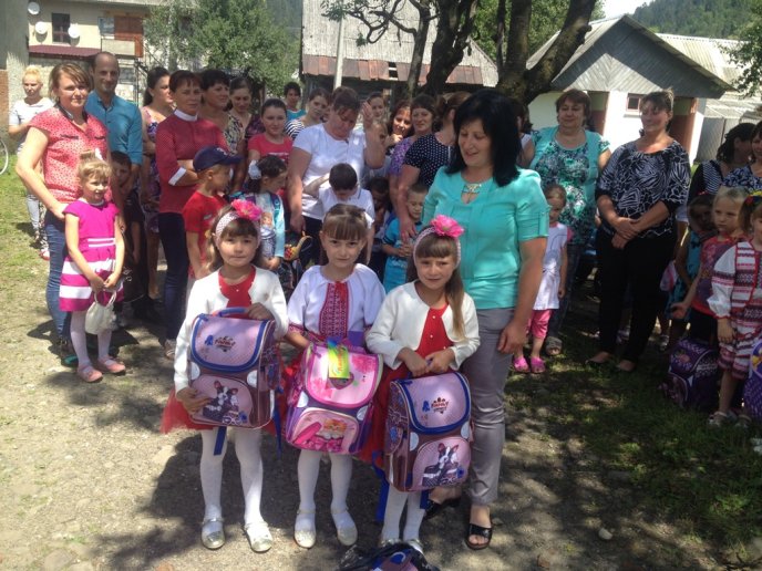 Першокласникам Тячівщини до Дня знань подарували нові ранці – 04