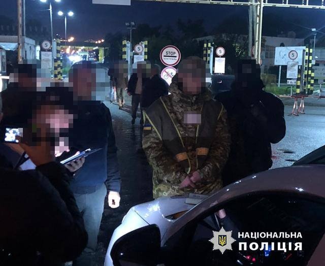 Інспектор Чопського прикордонного загону "попався" на хабарі – 03