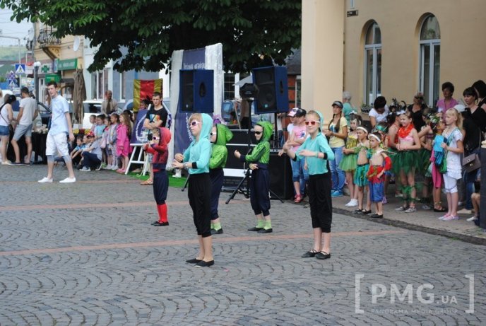 У центрі Мукачева дітвора розважається та демонструє свої таланти – 02