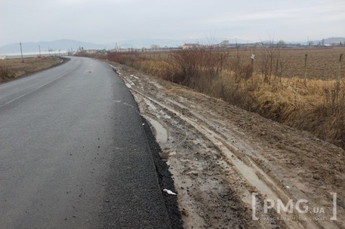 На першому шарі асфальту на Пряшівській-об’їзній у Мукачеві з’явились тріщини – 16