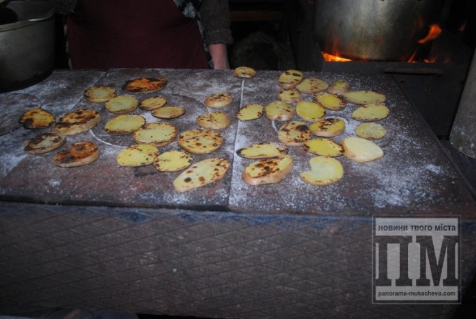 Сьогодні у центрі Мукачева неофіційно стартував фестиваль "Червене вино" (ФОТОРЕПОРТАЖ) – 04