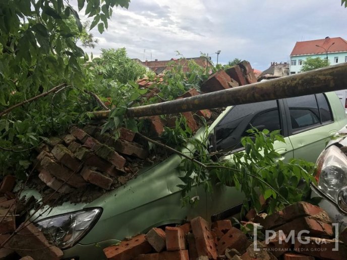 На парковці позаду мукачівської ратуші стіна розтрощила п’ять автівок – 10 На парковці позаду мукачівської ратуші стіна розтрощила п’ять автівок – 10