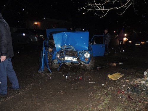 У Берегові п’яний водій на великій швидкості врізався у дерево. Жінка та двоє дітей у реанімації (ФОТО) – 03
