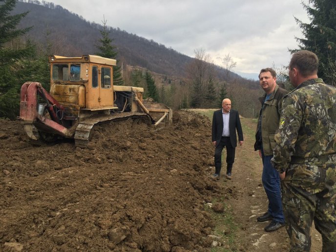 У Міжгірському районі триває будівництво двох автодоріг із ґрунтовим покриттям – 04