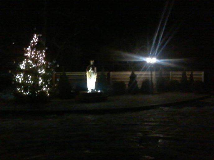 У Перечині освятили скульптуру Миколая Чудотворця та запалили святкові вогні новорічної ялинки – 01 У Перечині освятили скульптуру Миколая Чудотворця та запалили святкові вогні новорічної ялинки – 01