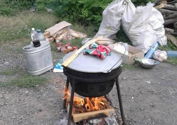 Неподалік КПП "Ужгород" автомобілісти-протестувальники варять бограч – 05