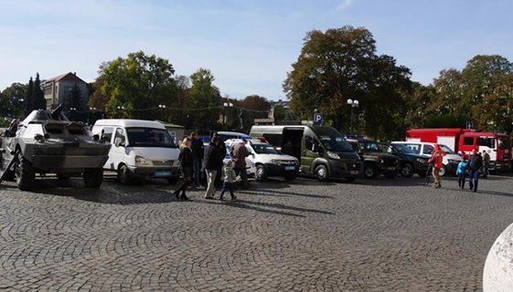 Біля Закарпатської ОДА з’явилась військова техніка – 17