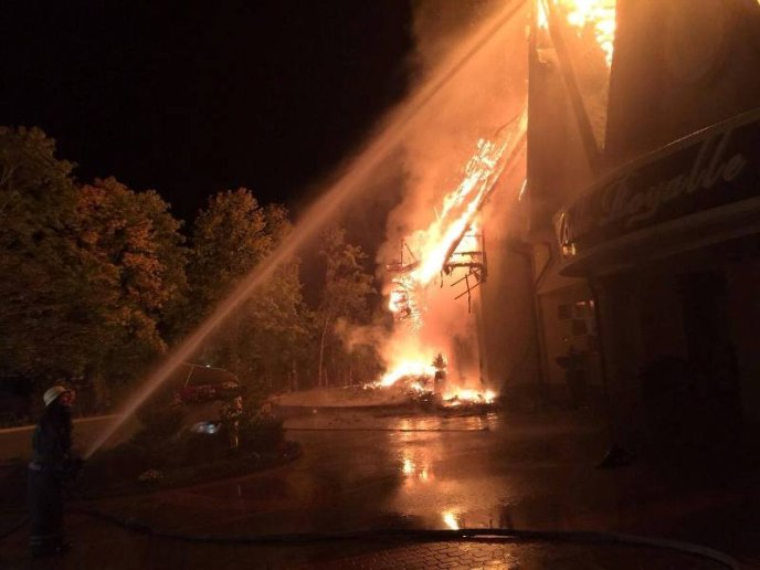 Велика пожежа у Лісарні: горів відомий туристичний комплекс "Belle Royalle"  – 03 Велика пожежа у Лісарні: горів відомий туристичний комплекс "Belle Royalle"  – 03