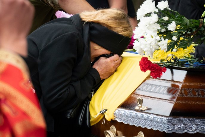 Залишилися мама, дружина, донька: Закарпаття попрощалося з Героєм – 02