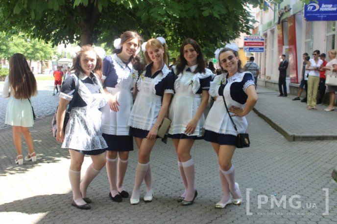 Мукачівські випускники влаштували у центрі міста вокальний батл – 02